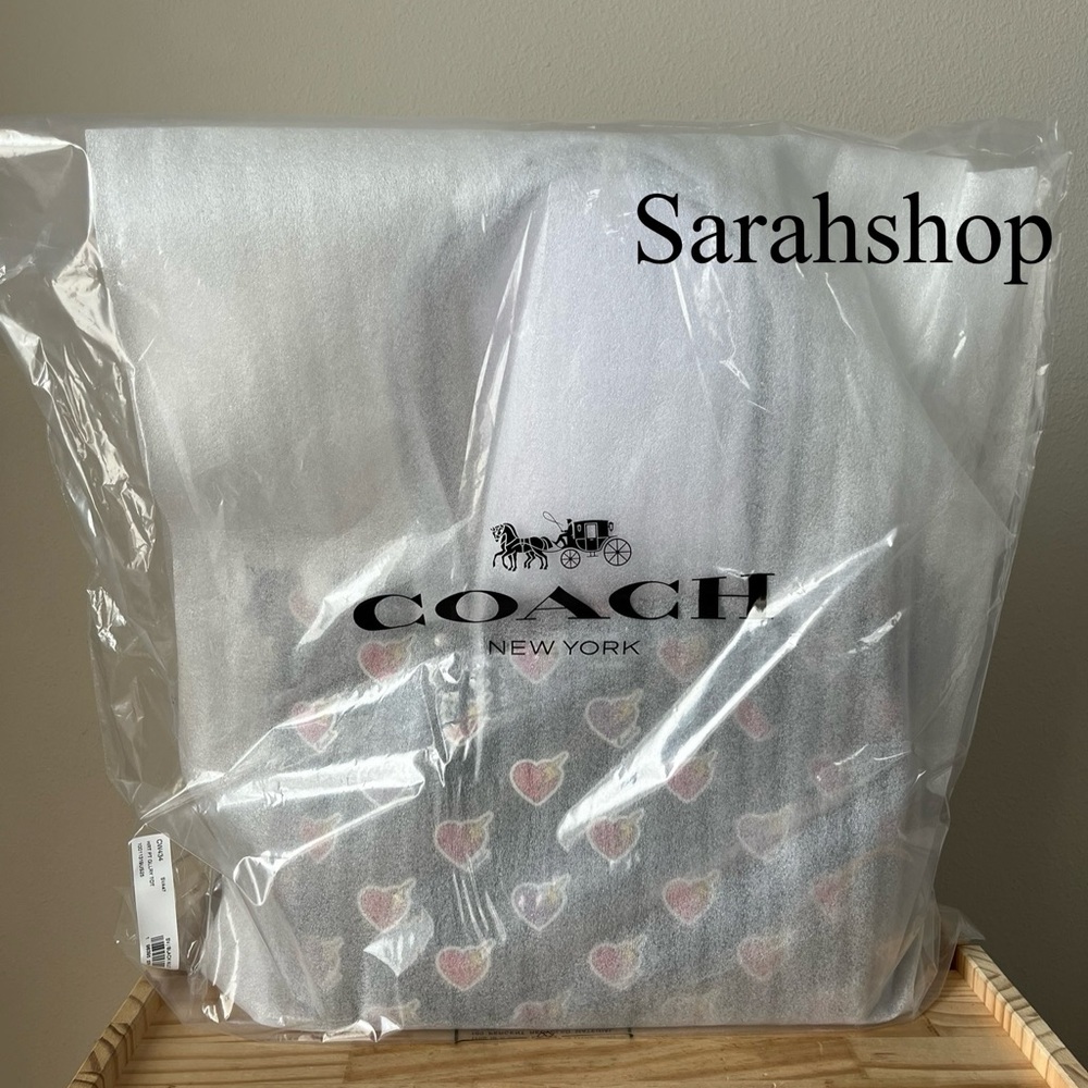 ✅Coach Gallery Tote With Heart Print
